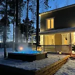 Luxurious Snow With Jacuzzi Villa Rovaniemi