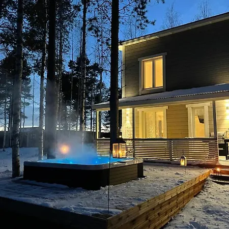 Luxurious Snow With Jacuzzi Villa Rovaniemi
